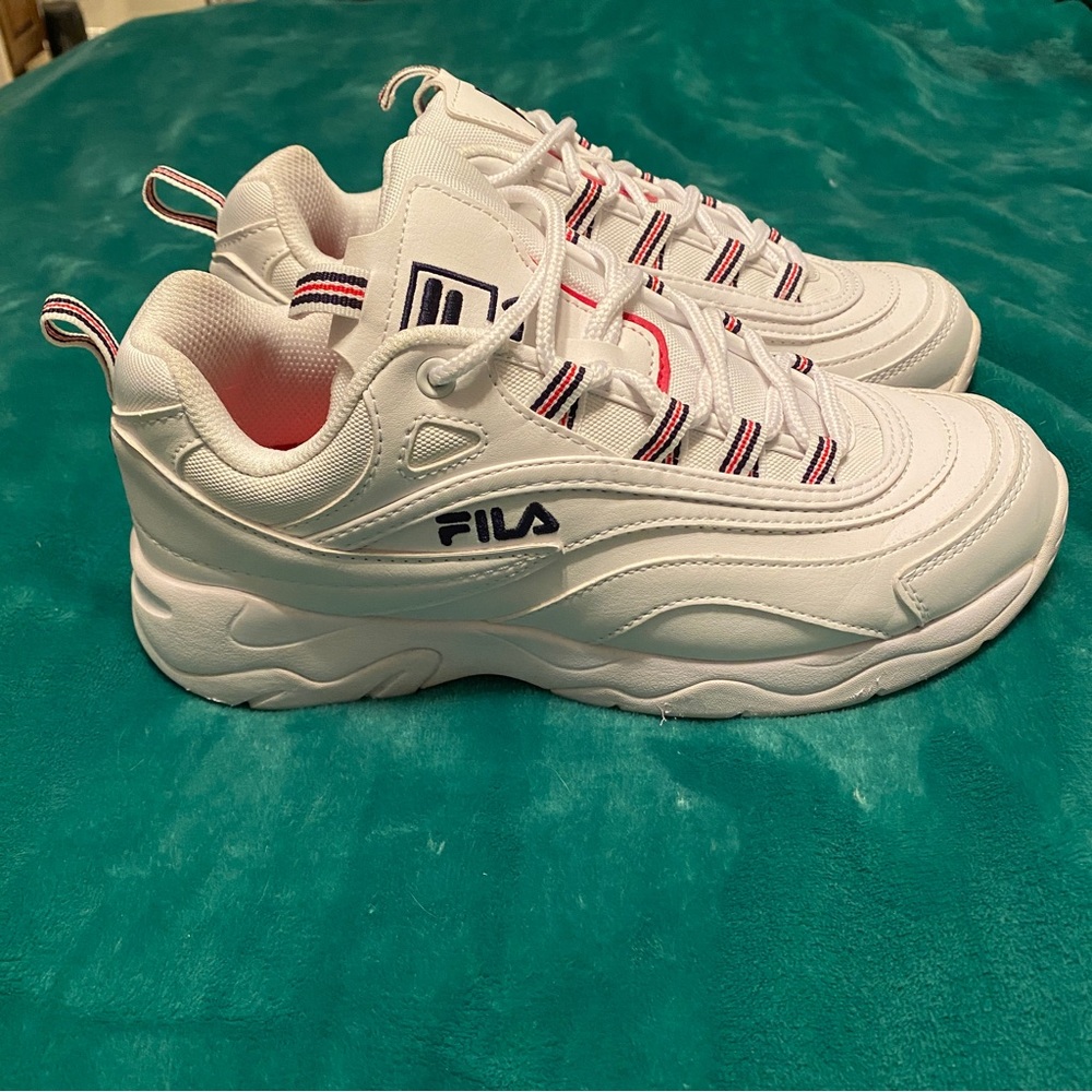 Women’s Fila Ray Trainer sneaker size 9